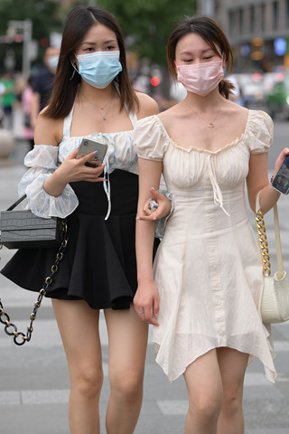 街拍偶遇逛街的俩美腿闺蜜
