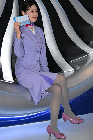 中国联合航空-俩位紫丝二郎腿