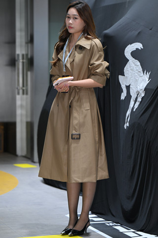 长风衣黑丝美眉