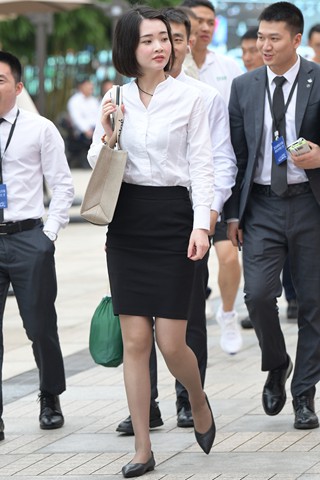 干练的白衬衫短发美女