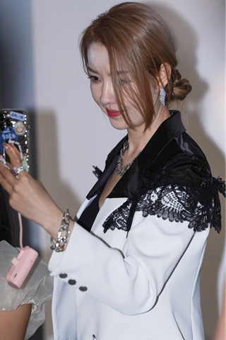 苗条美腿高跟小姐姐