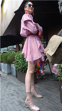 4K - 街拍性感条纹裙高跟鞋美女姐姐 [1.05 GB/MP4]