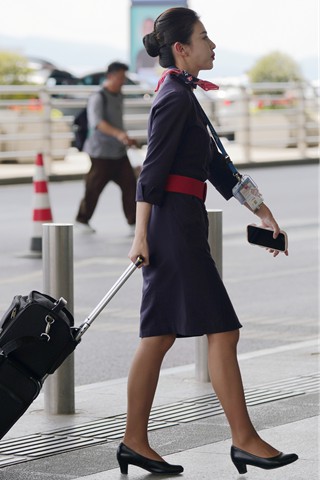 25空姐街拍-东航漂亮的金棕丝