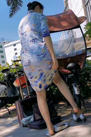 4K视频路上罕见海航两位空姐灰丝换高跟震撼