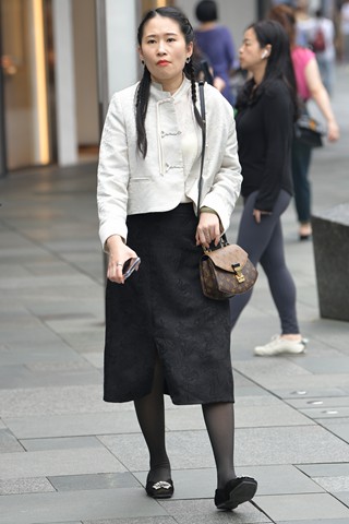 街拍打扮精致的小姐姐