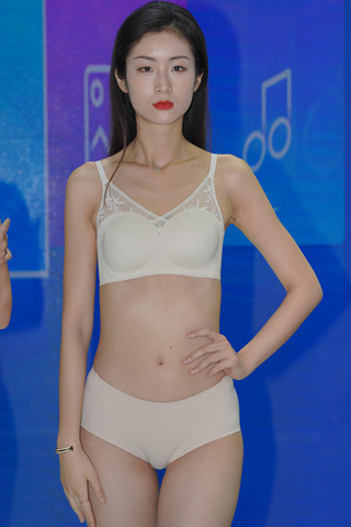 无痕内衣模特