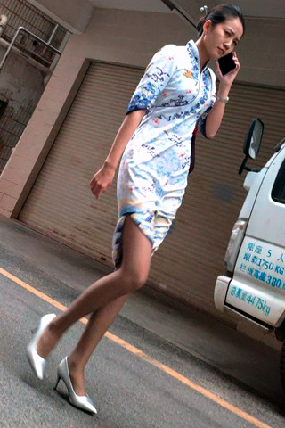 4K视频偶遇海航空姐回家灰丝大长腿高跟带劲啊