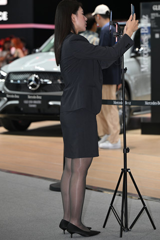 在直播的油亮黑丝主播