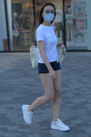 街拍白T恤女孩
