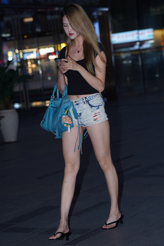 搭讪热裤美腿小姐姐 【图片➕视频】