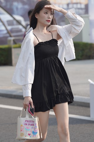 黑色吊带裙白皙小姐姐