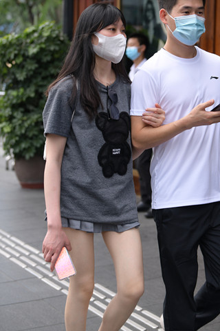 街拍灰色短裙平底鞋女盆友