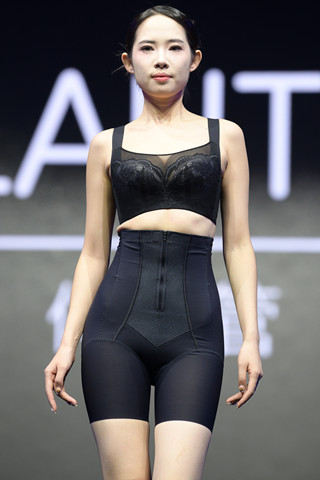 黑色束身内衣模特