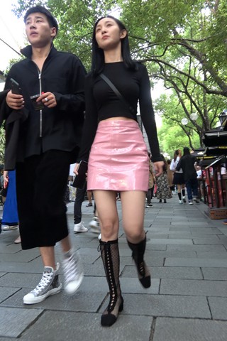 4K - 街拍粉色皮裙气质美女 [2.73 GB/MP4]