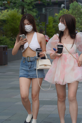 街拍牛仔短裙美眉