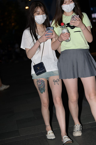 街拍带纹身的热裤小妹