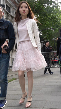 4K - 街拍粉色裙丝袜甜美靓妹 [1.02 GB/MP4]