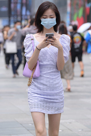 清清爽爽白短裙