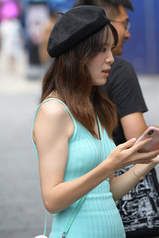 街拍浅蓝色紧身短裙