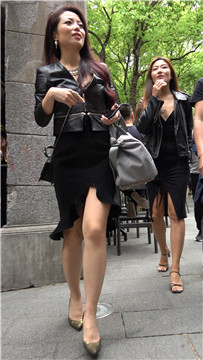 4K - 两位成熟性的街拍美女 [1.84 GB/MP4]