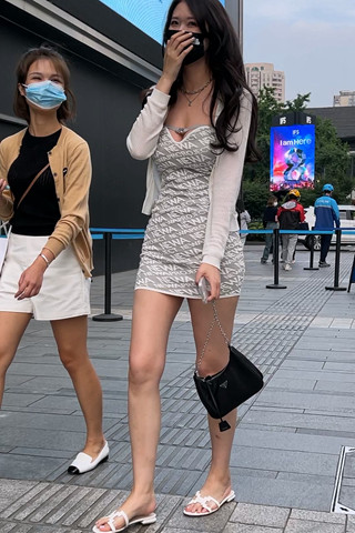 包臀裙美女 【406 MB】2分24秒