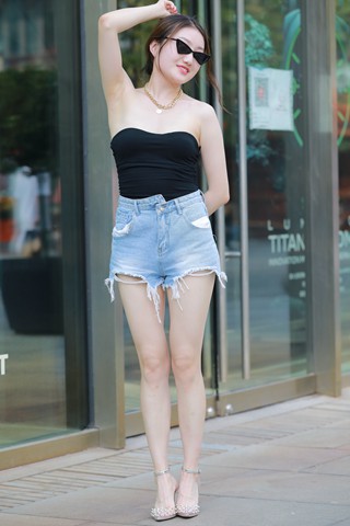 街拍白皙大长腿美女