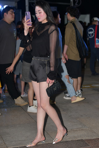 脸色红润，美腿美女