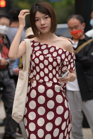 白白净净的短发女孩儿