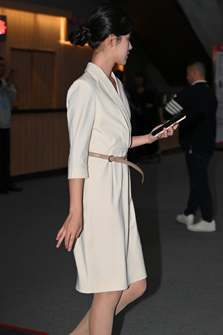 超薄肉丝连衣裙小姐姐