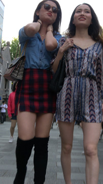 4K - 一对美腿时尚姐妹花 [1.24 GB/MP4]