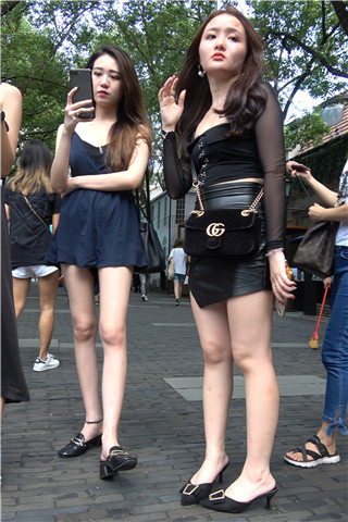 4K - 性感包臀皮短裙街拍高跟性感美女 [938 MB/MP4]