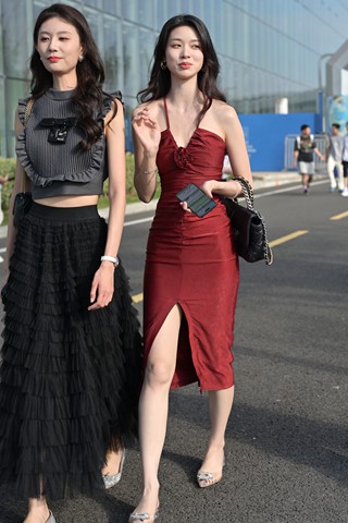 吊带红裙高挑美女