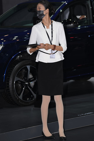 车展两位售车小姐姐