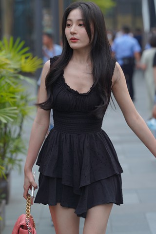 街拍黑色裙美女小姐姐