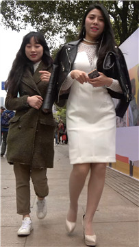 白裙子，丝袜高跟街拍美女 [968 MB/MP4]