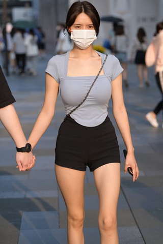 街拍黑色短牛女盆友