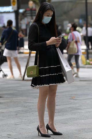 街拍黑色连衣裙黑色高跟