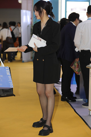 发传单的黑丝妹子