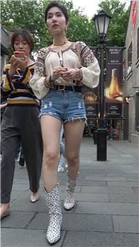 4K - 极品大长腿热裤短发美女 [1.44 GB/MP4]