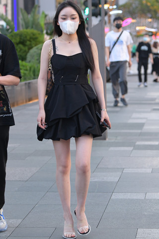 街拍黑色裙美腿时尚美女
