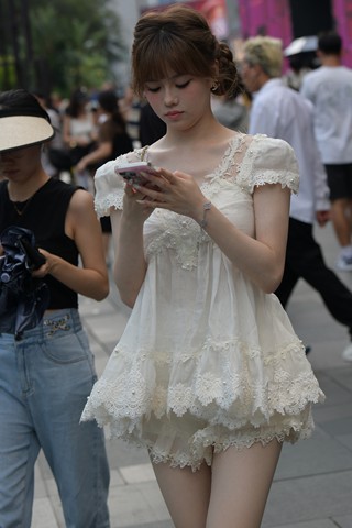 街拍打扮精致的白裙小仙女