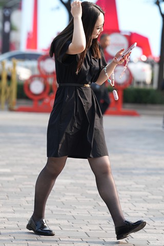 街拍黑丝黑裙美眉