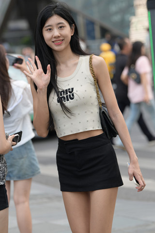 搭讪街拍甜妹苗条超短裙小姐姐