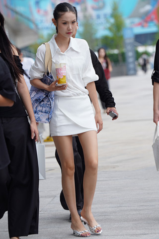 街拍白短裙美腿美眉