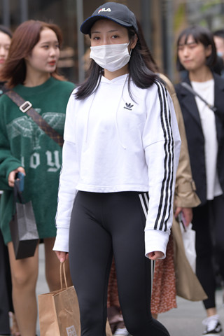 街拍紧身裤美眉