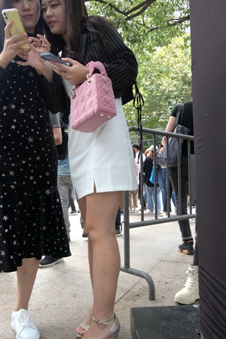 4K - 街拍白短裙美腿高跟御姐美女 [1.52 GB/MP4]
