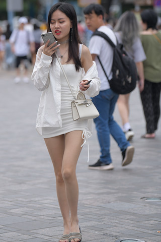 街拍白色包臀裙小姐姐