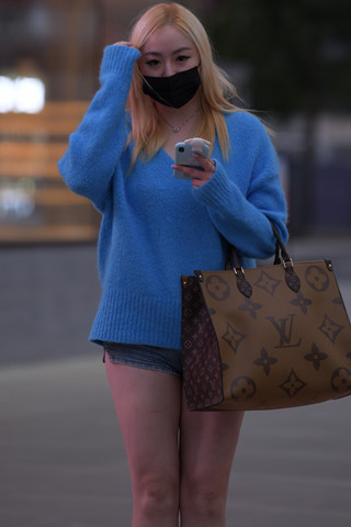 街拍蓝色衣服，超短热牛美眉