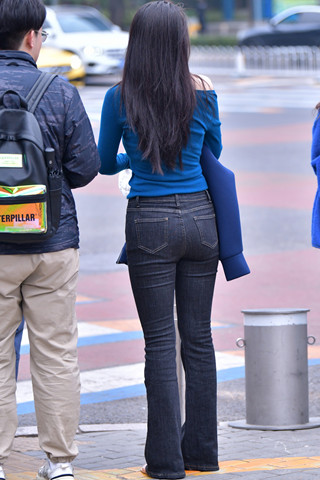 抓拍漂亮的牛仔长裤美女