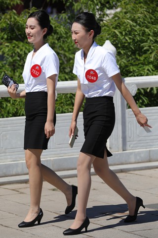 偶遇制服肉丝高跟新空乘面试休息时拖鞋歇脚